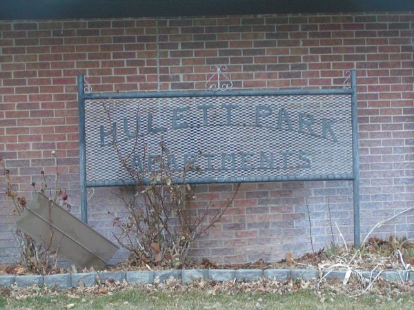 Huelett Park Apartments Sign